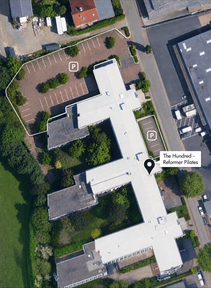 Luftbild: kostenlose Parkplätze direkt am Studio, beide Bereiche markiert