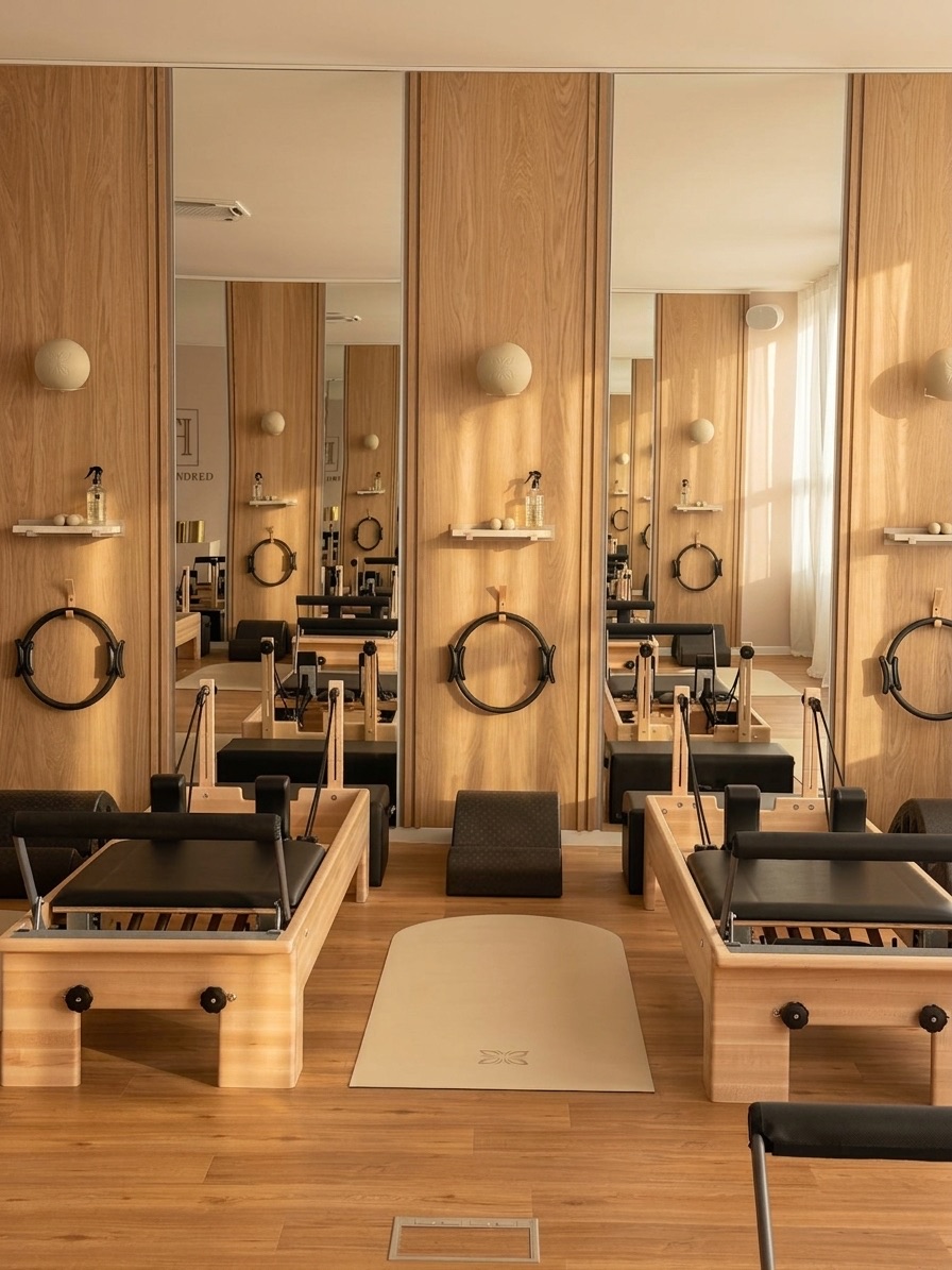 Reformer-Reihe im Studio von The Hundred, gespiegelt an der Wand